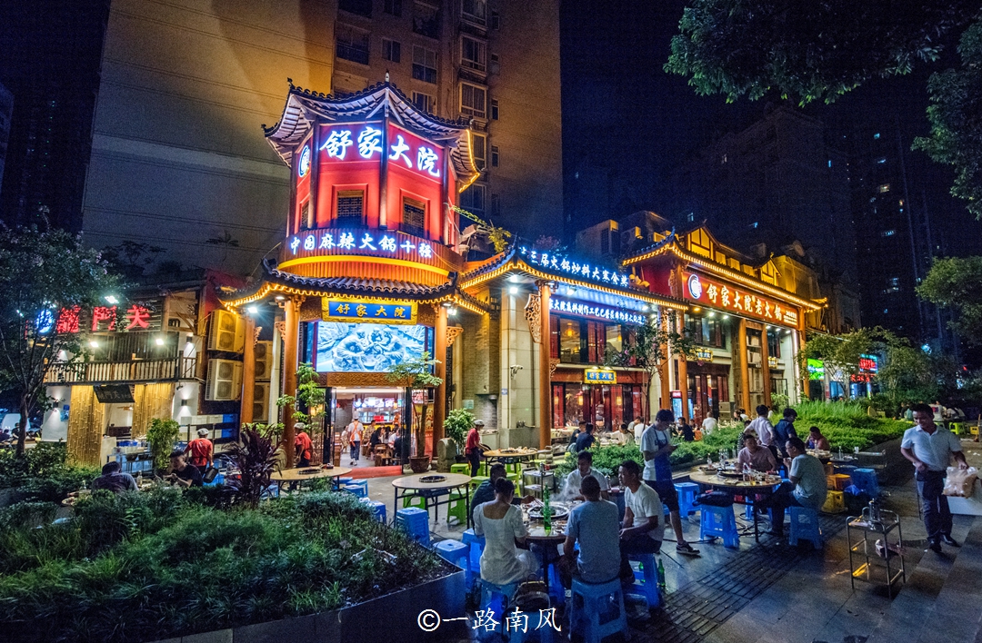 重庆渝北隐藏着"火锅第一街",一到晚上就热闹起来,你去过吗?