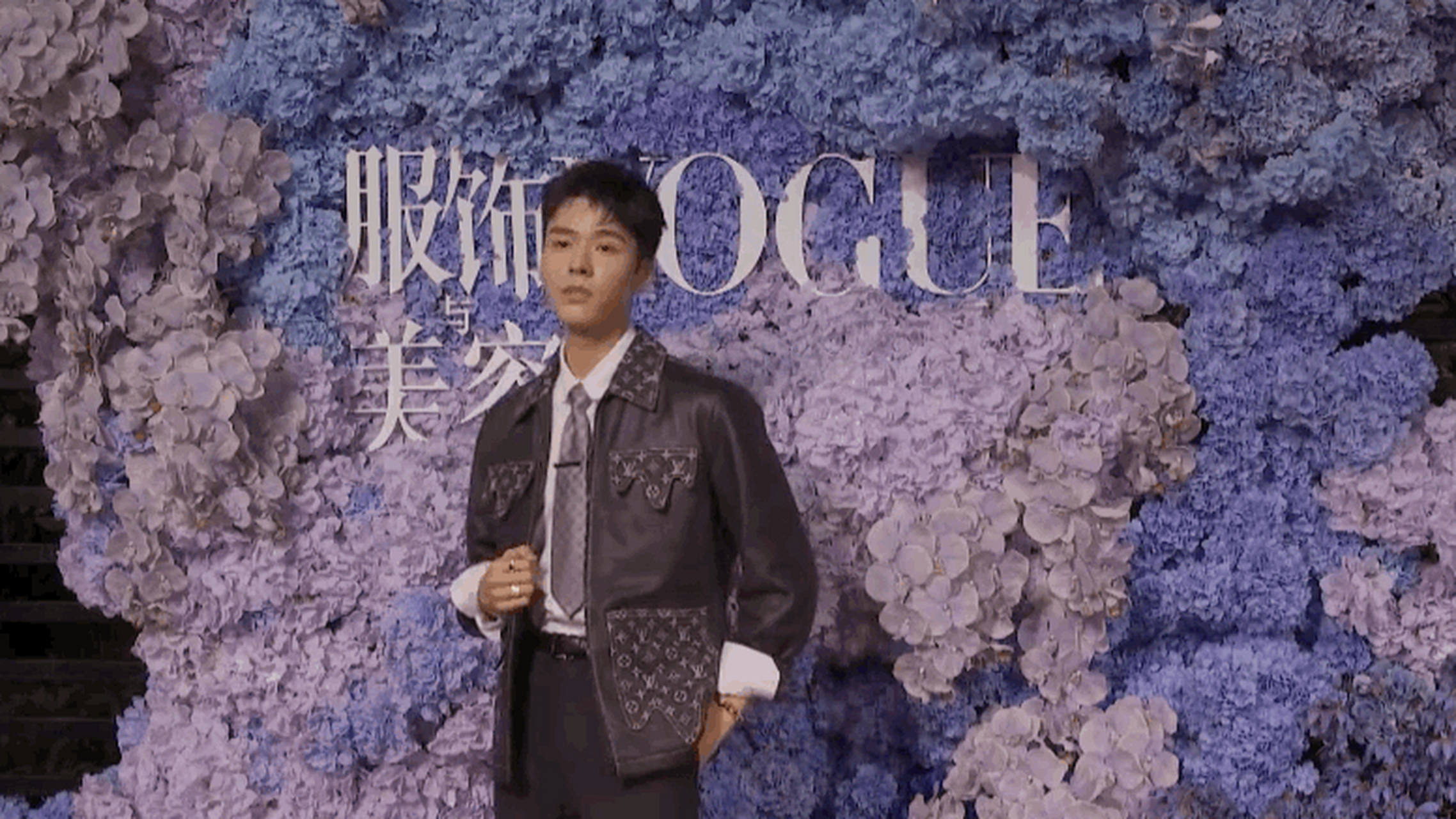 龚俊亮相vogue新篇章之夜,一身lv皮质拼接外套简洁利落,内搭的衬衫