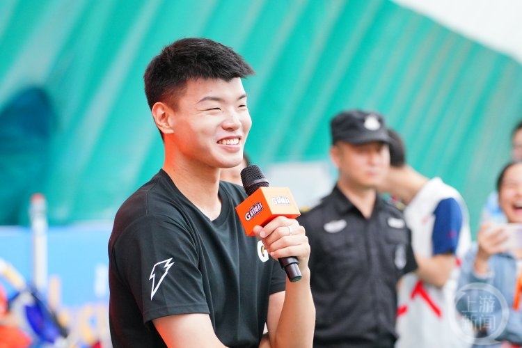 羽毛球奥运冠军王懿律来到重庆 与山城球迷分享拼搏故事