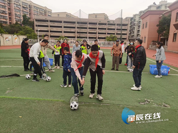 长沙市雨花区桔园小学开展学雷锋,关爱特殊生活动