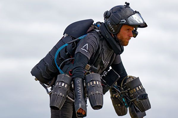 英军打造现实版"钢铁侠",我军怎么看,怎么办