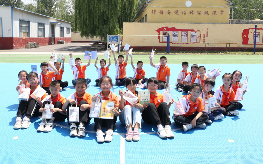 「与爱"童"行」潍坊"福彩书屋"走进慧敏爱心小学