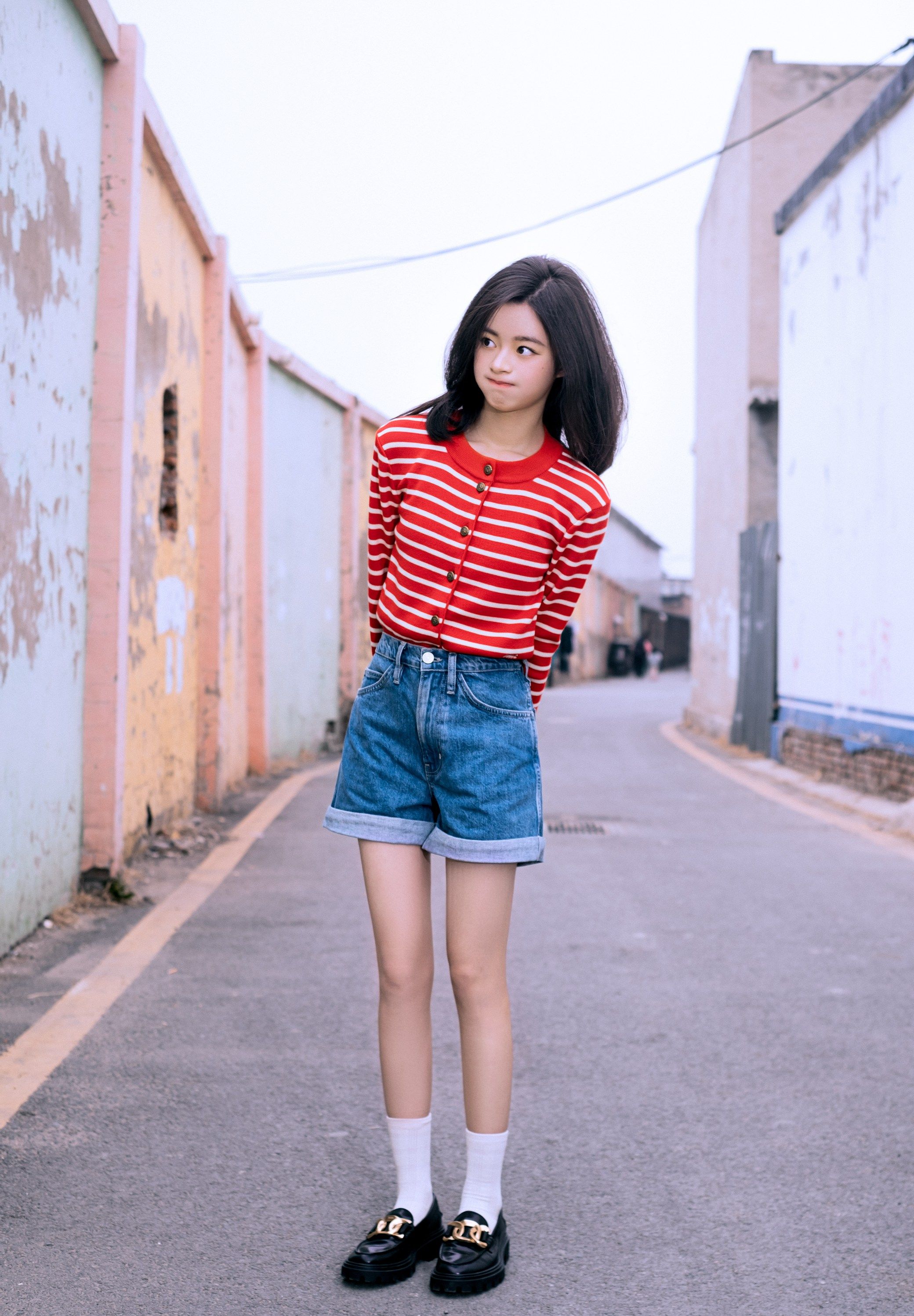 黄杨钿甜牛仔超短裤大长腿甜美写真