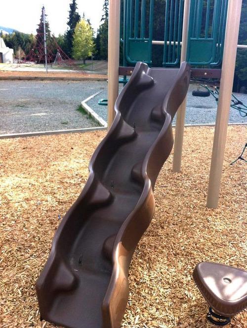 这个蛇皮走位的滑滑梯,看起来杀伤力不小!