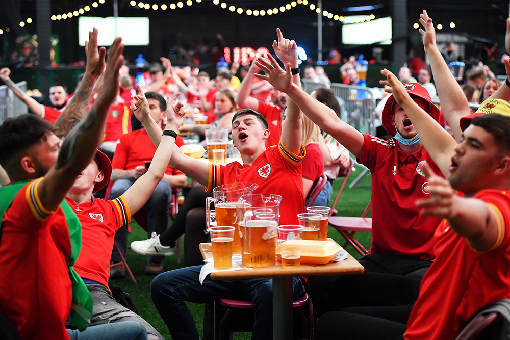 「图集」从球迷酒吧到跨国看球:疫情下,欧洲杯助推全球经济