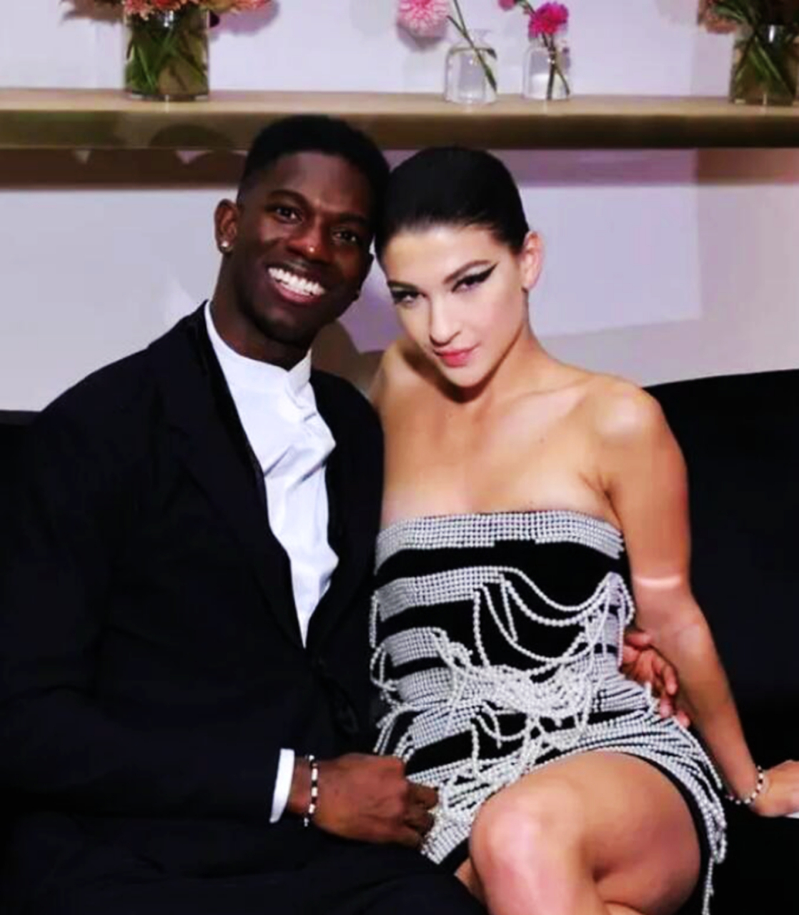 比尔盖茨的女儿和黑人男友的合影.