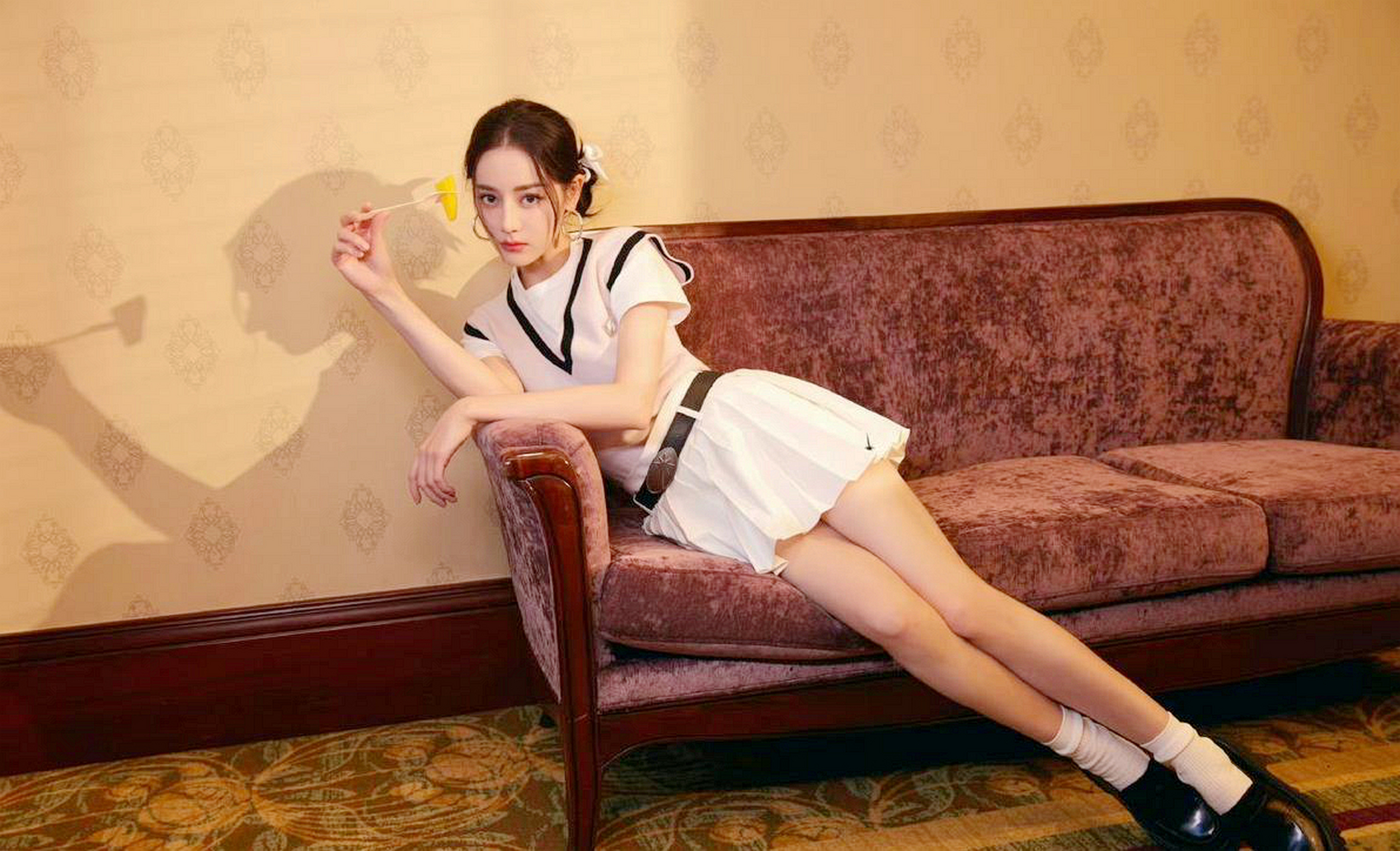 迪丽热巴短裙显腿长