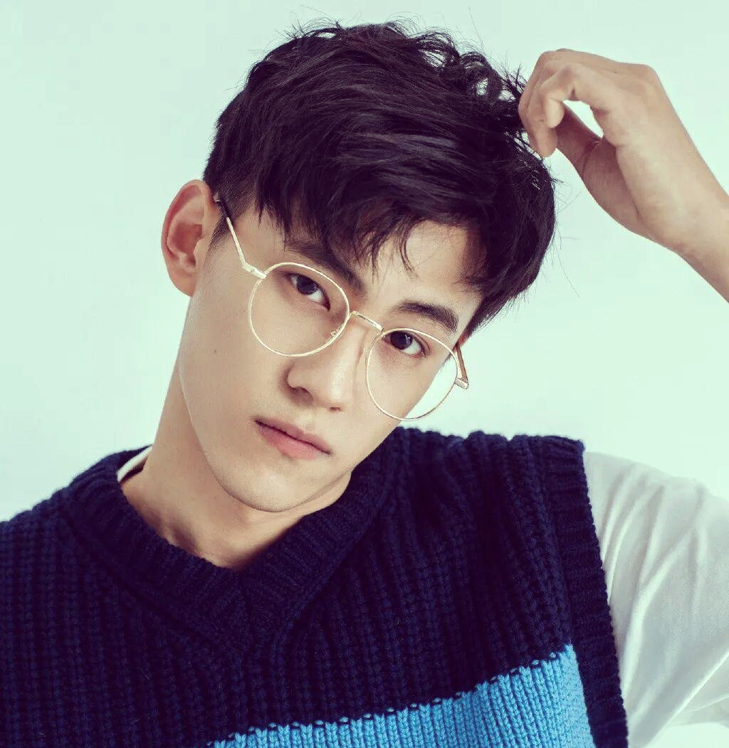 秋季男生发型焕新:四款限时流行刘海