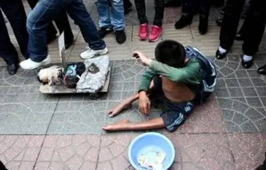 人贩子拐骗儿童还要砍断胳膊泼硫酸只为让小孩子要饭赚钱