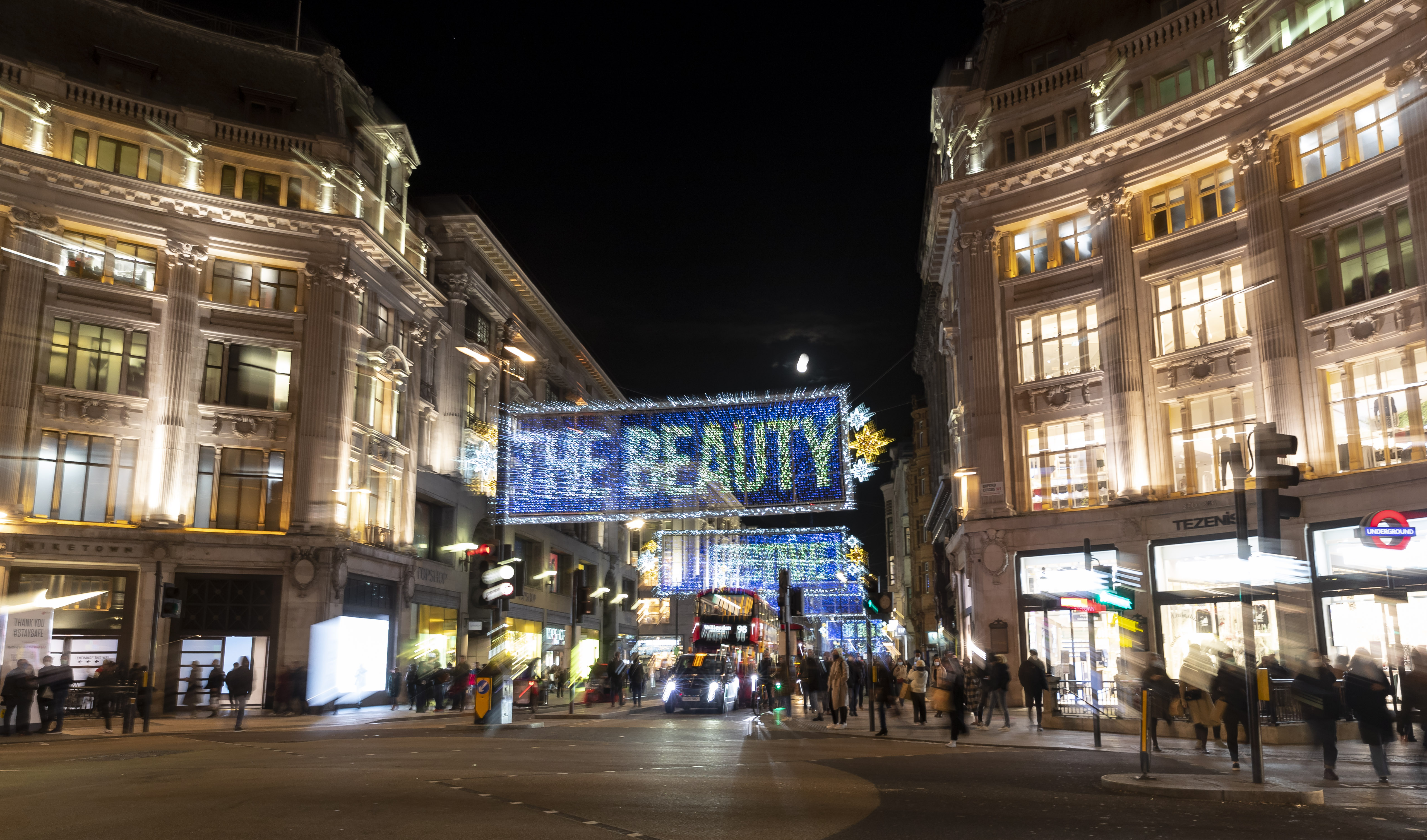 伦敦点亮节日彩灯 向抗疫英雄致敬