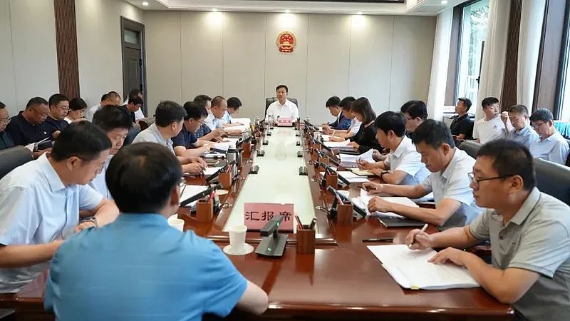 崔亚军主持召开市政府常务会议