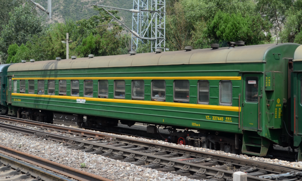 春运遇上暴雪!高铁降速停运,为什么绿皮车还能"冒雪前行"?