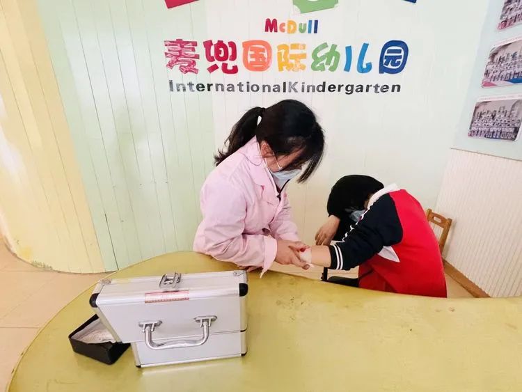 以演筑防,安全"童"行——麦兜幼儿园开展反恐防暴演练活动