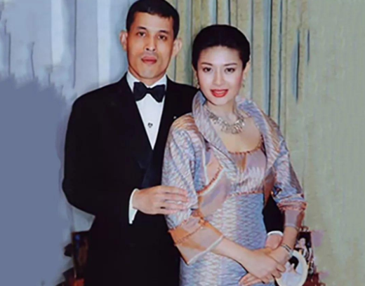 泰国公主尊贵无比,和女明星合影时,女明星必须跪着,还要微笑