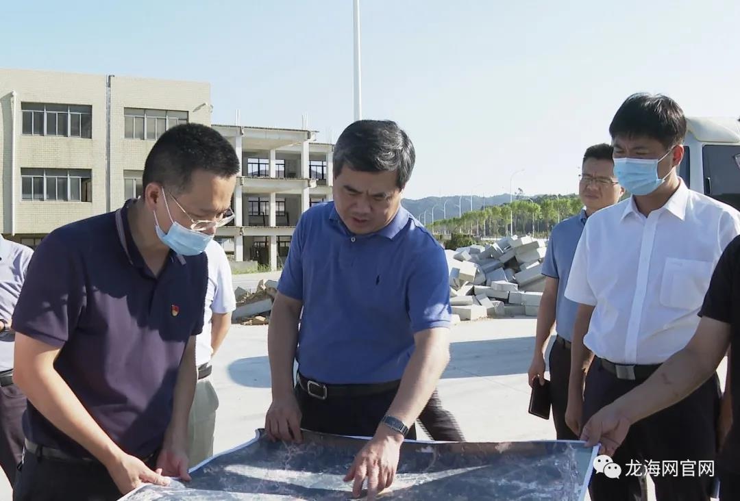 区领导洪海涛,张文彬,区委四级调研员洪泰强参加活动.