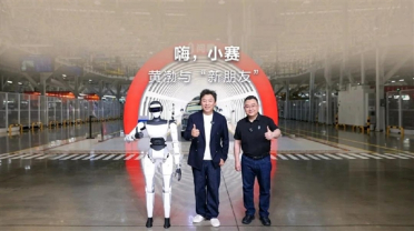 重磅首秀！赛力斯人形机器人开启试用：全程陪同黄渤参观超级工厂