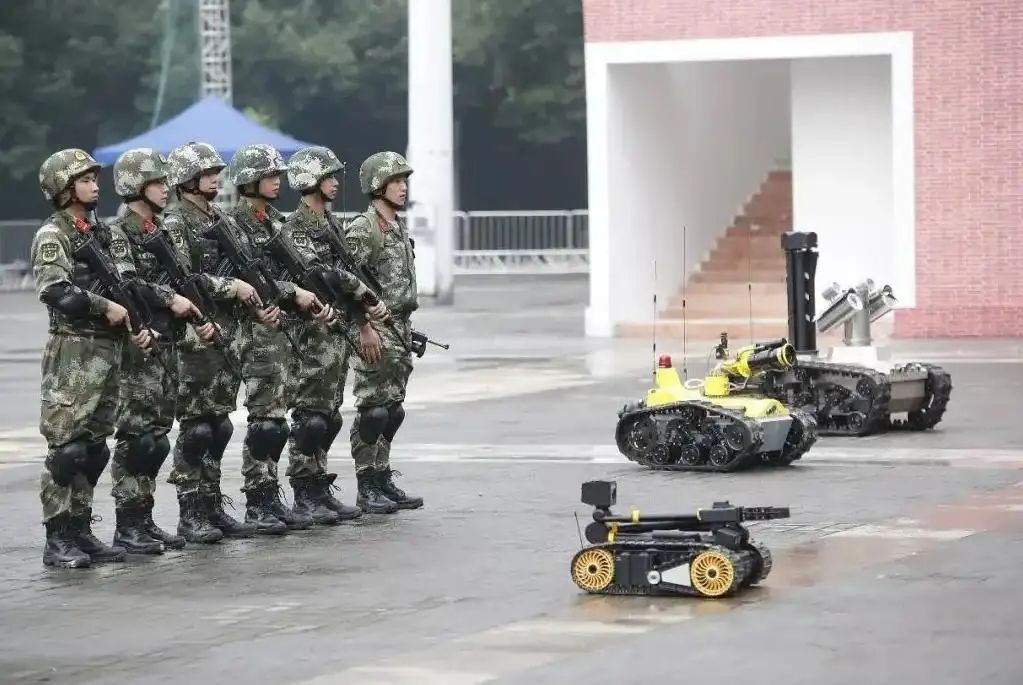 中国军用机器人全面发展,排爆打仗样样精通,多领域赶超美国技术