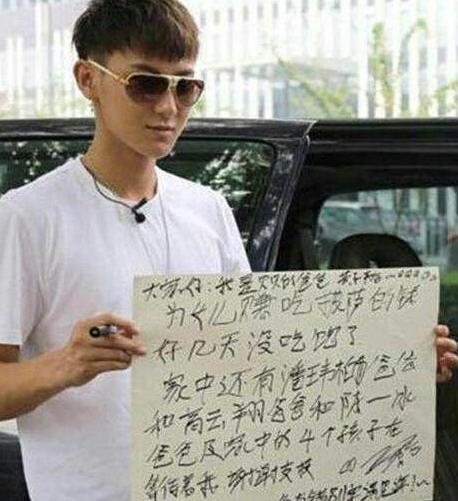 明星字迹曝光,杨洋像小学生,易烊千玺不小心笔扫千军,太棒啦