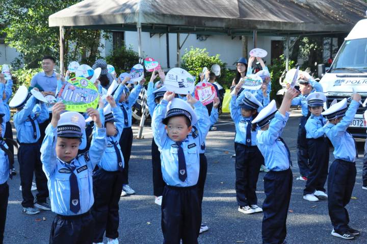 交通安全宣传日文龙巷小学小交警实践营纳新,文明迎亚运这些一年级的