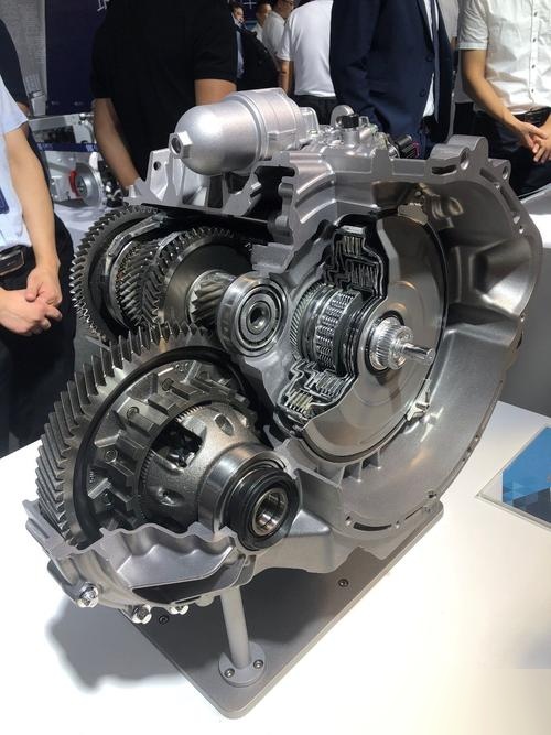 它装备了一个具有七个前进挡的湿式双离合变速器