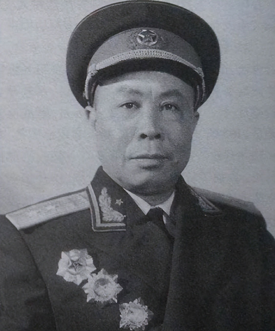 55年老红军被免职回乡不在授衔名单里朱彭陈下令必须有他