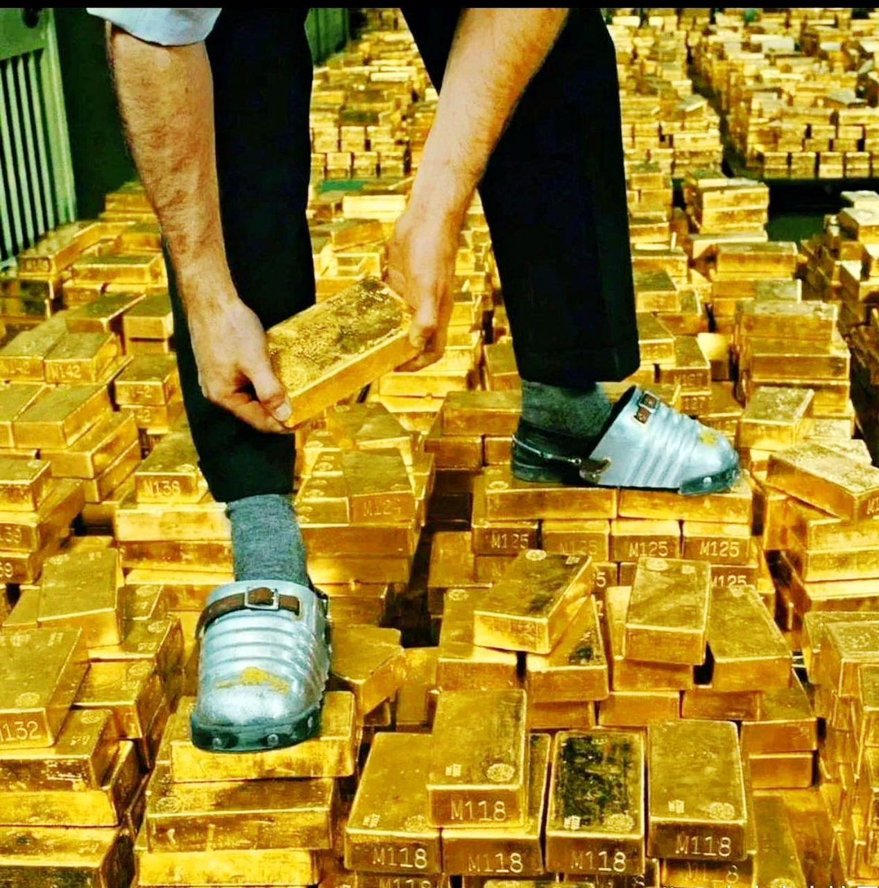 1956年纽约联邦储备银行地下金库照片,里面存放着大量黄金,银行员工