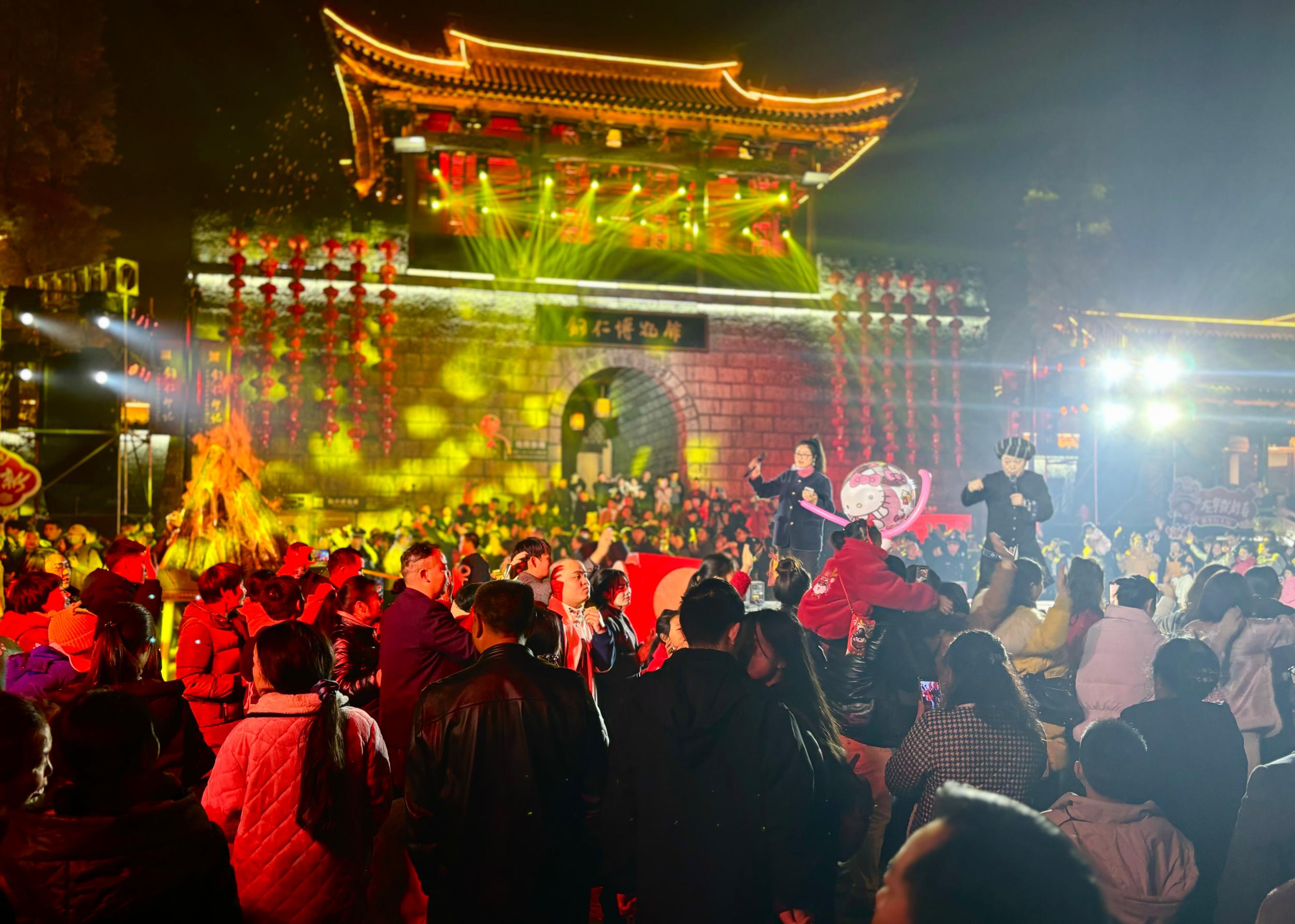 「新春走基层」铜仁中南门古城:花灯璀璨年味浓 流光溢彩贺新春