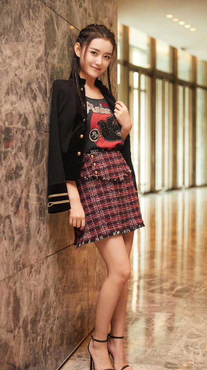 00后浓颜系小花蒋依依,1/4的德国混血颜,英气又明艳有女主相