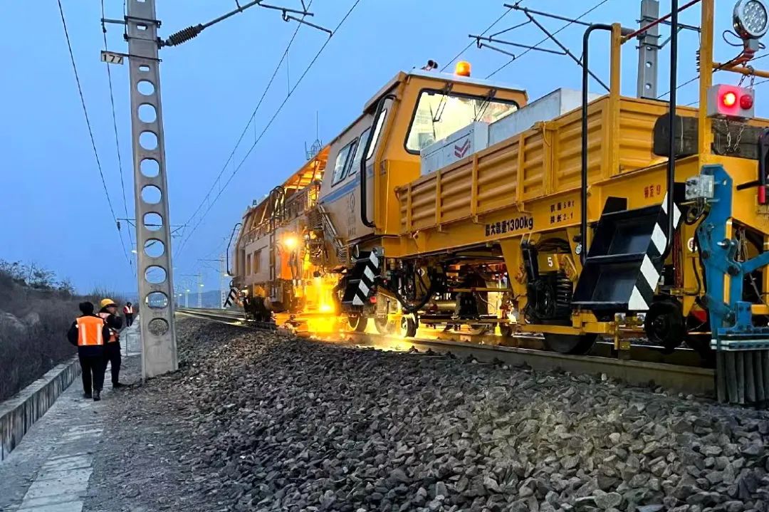 晋煤外运通道瓦日铁路展开春季集中修施工