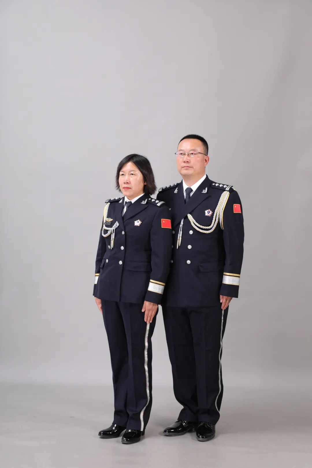 总是想起在我出警的时候你会默默守望等候在回家的路上;也会想起