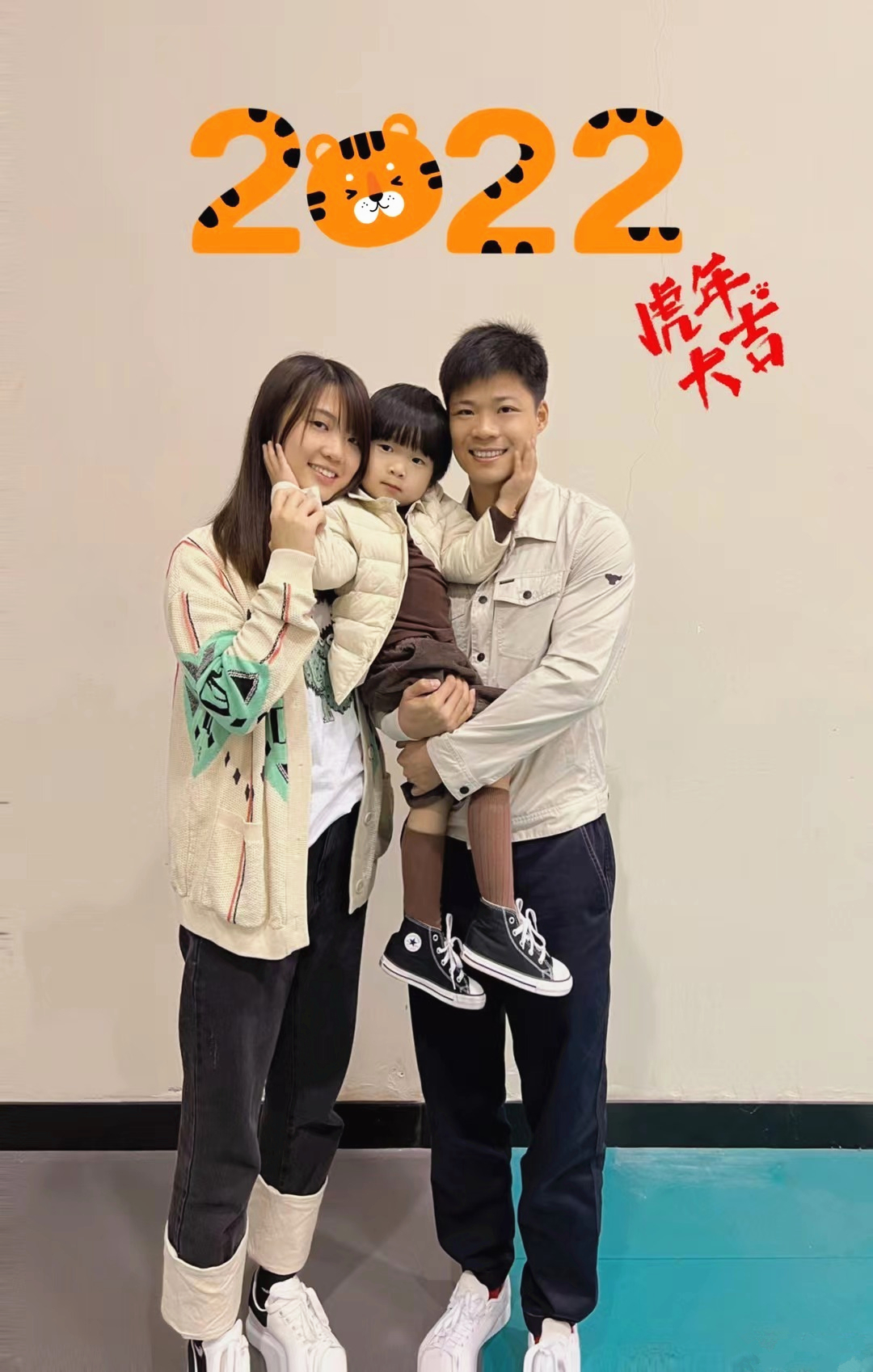 苏炳添一家三口贺新春!33岁娇妻太清纯,身家千万依然低调住老房