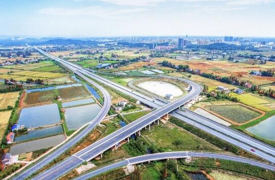 圖為華容縣第一條高速公路——杭瑞高速.石雲波攝