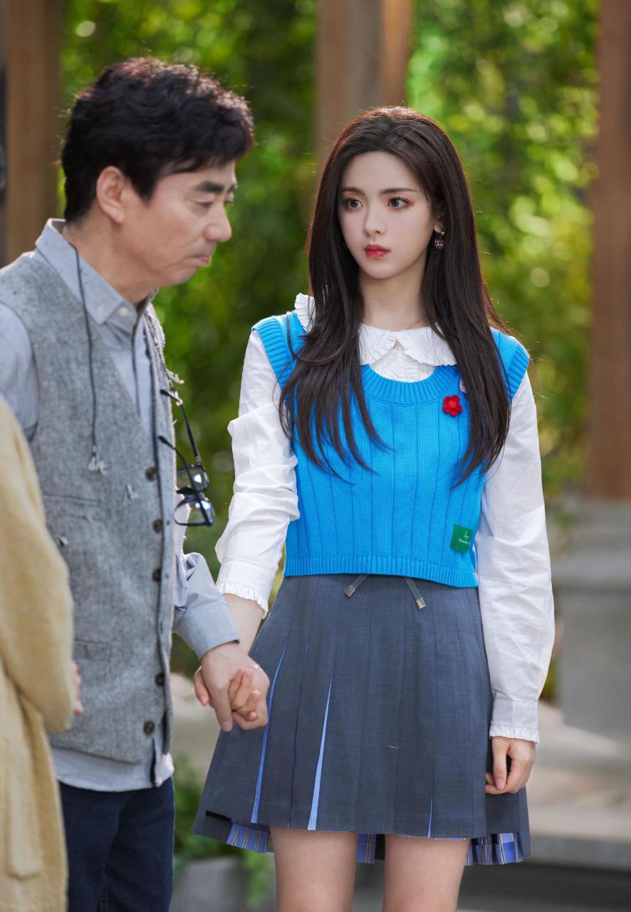 杨超越接受采访的时候说自己是宅女,可以一个月不出门,就在家看小说