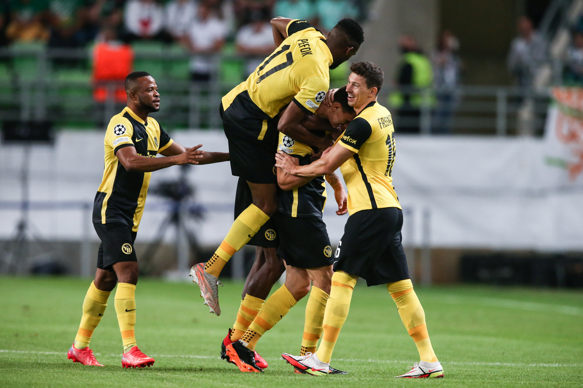 (14)足球——欧冠联赛:伯尔尼年轻人晋级正赛