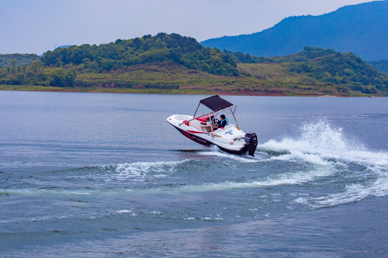 雅马哈4.8米萤火虫快艇