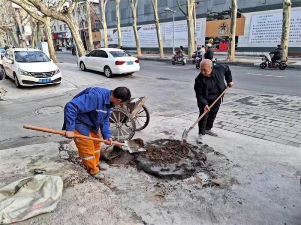 安阳市北关区灯塔路街道:主动维修破损路 合伙构筑和谐情