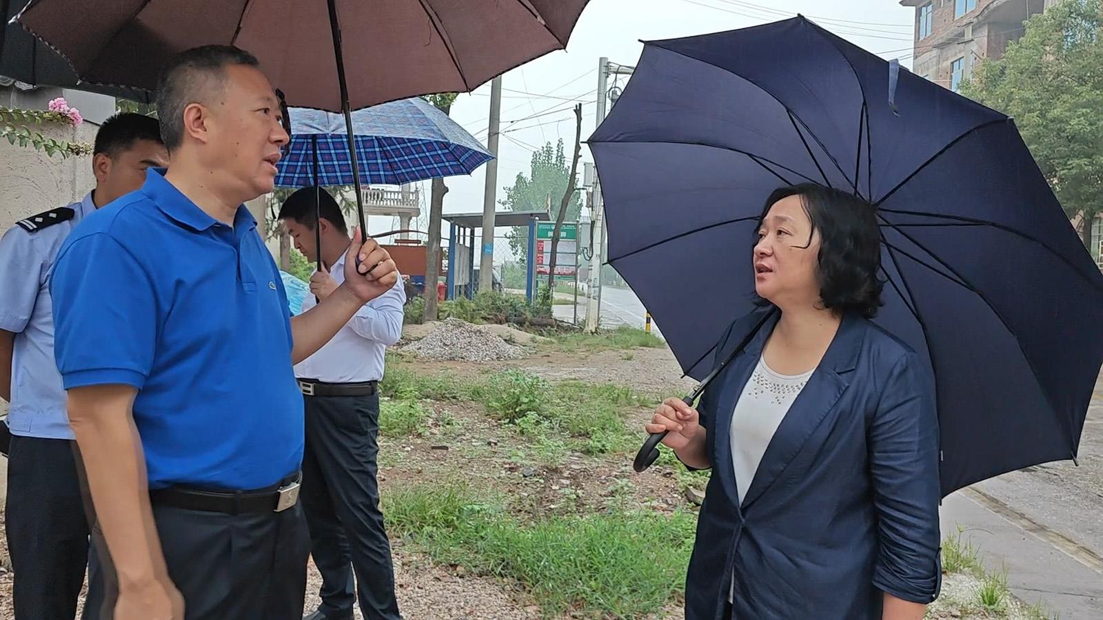 邓群督导塔峰镇道路交通安全工作