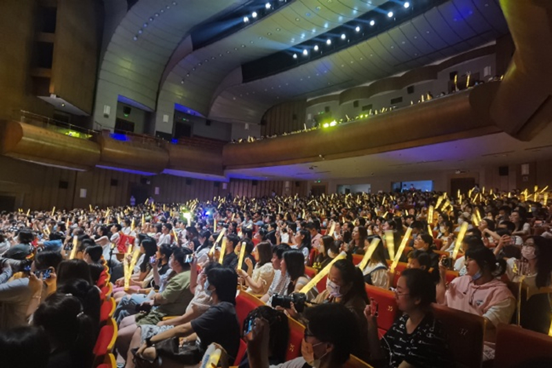 德云三筱沈阳专场演出结束,合作伙伴晒观众席照片,真是座无虚席