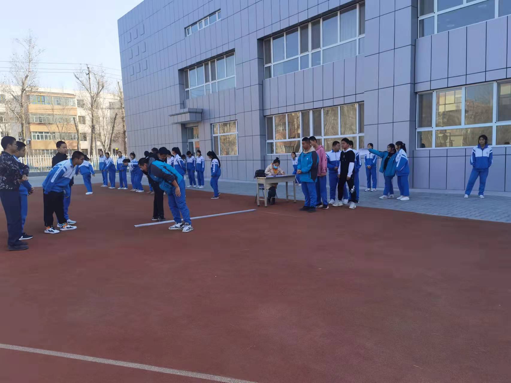 「一中一小教育集团」五家渠第一中学初三学子迎战体育中考模拟检测