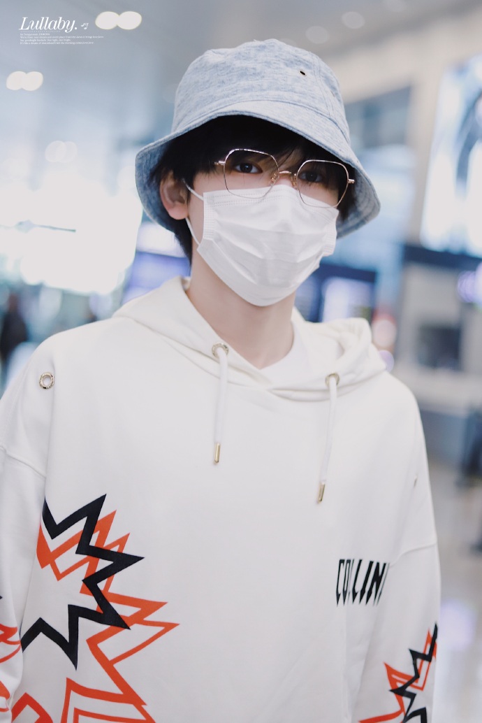 小宋老师乘早班机杭州飞北京 奶味潮男出行必备渔夫帽 金丝眼镜