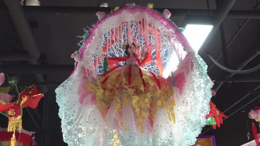 仪式感拉满!北京居民用废旧布料制作元宵花灯,装点节日气氛