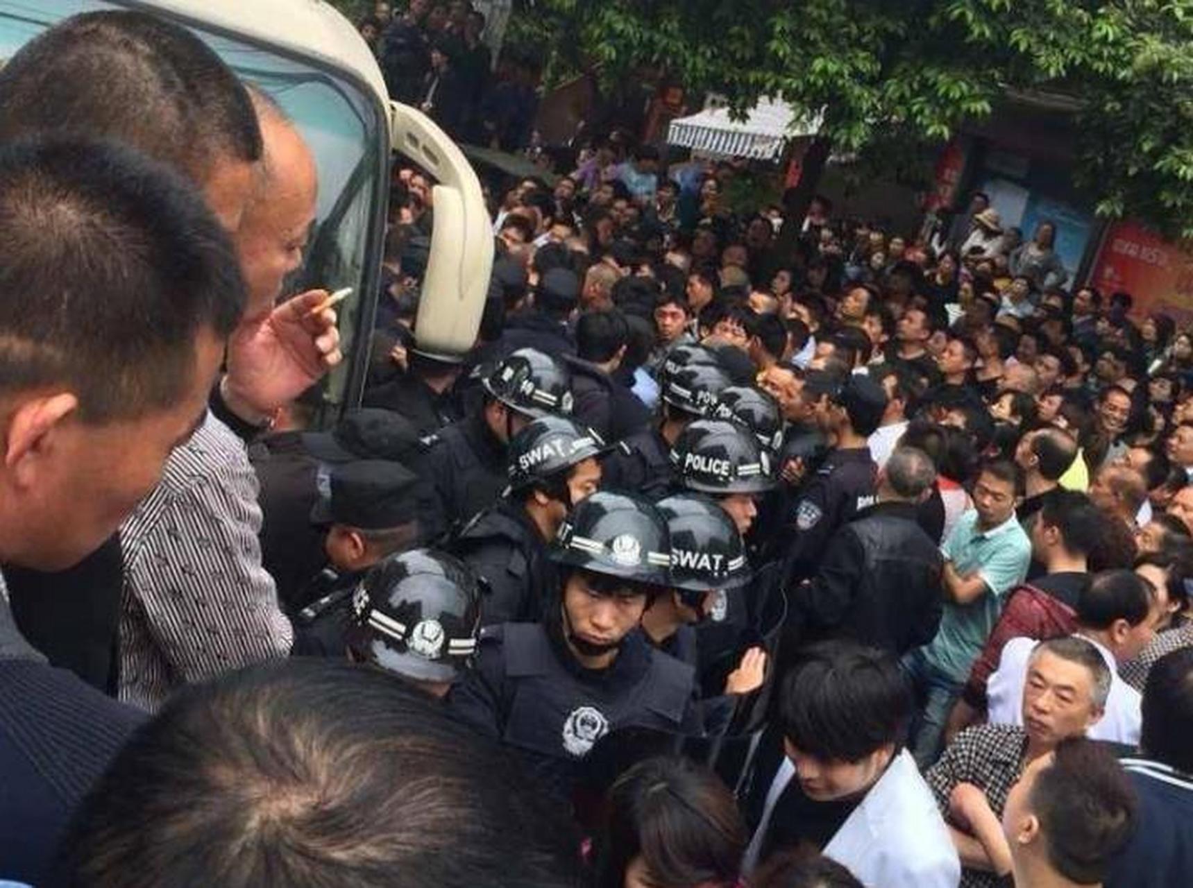 为什么城管打人事件,演变成为数千人的暴动事件 2014年4月19日,浙江省