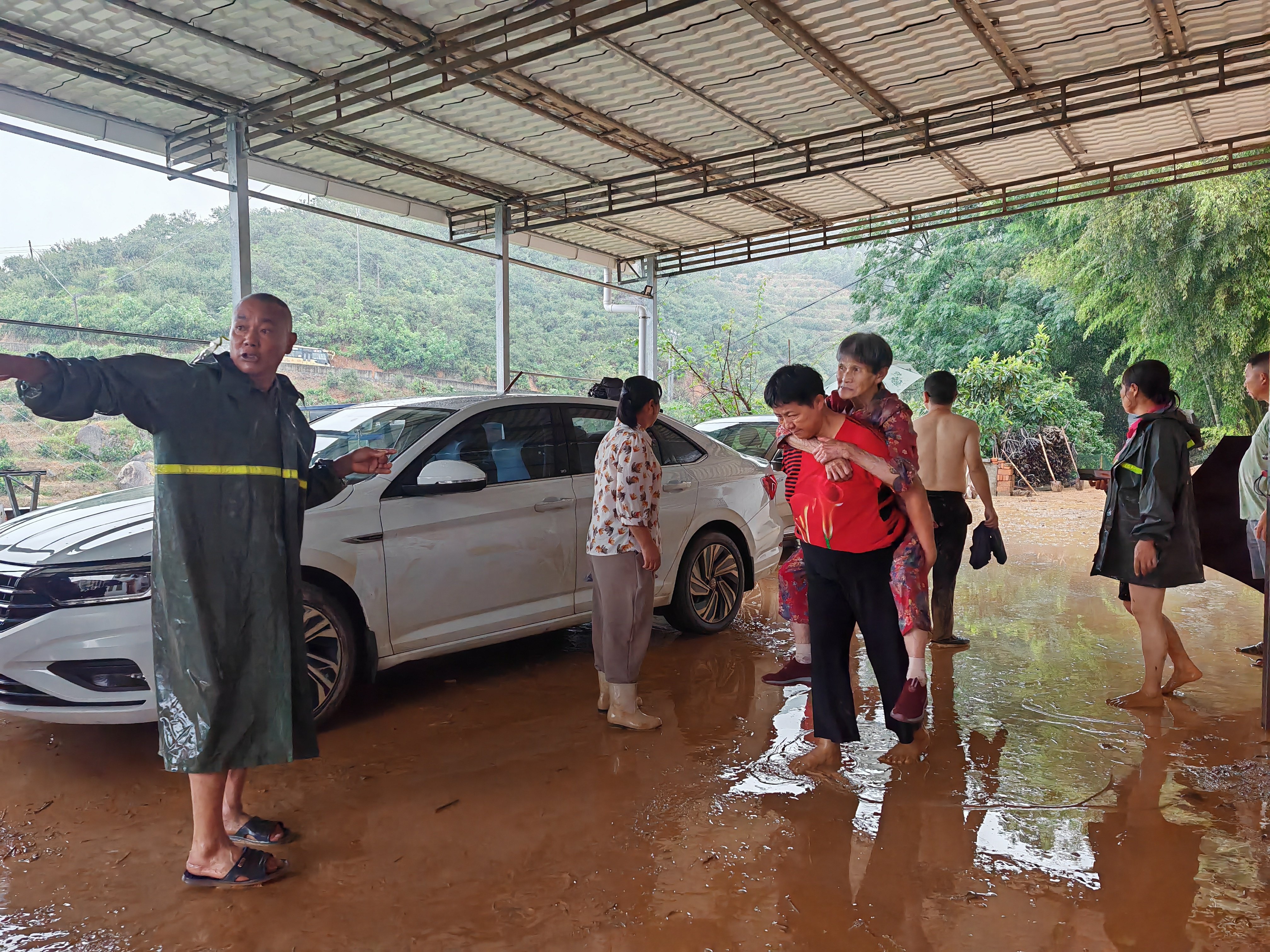 资兴市清江镇:持续转移涉险群众341人
