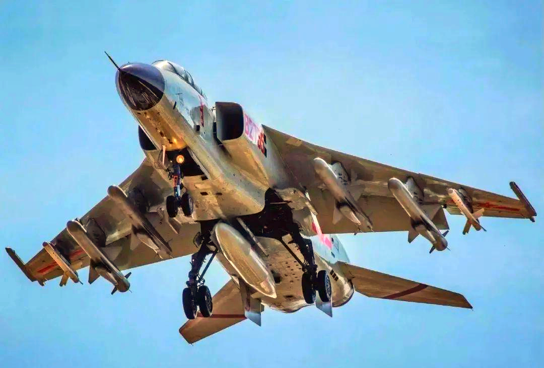 歼轰7飞豹战斗轰炸机:从设计争议到现役改进全解析