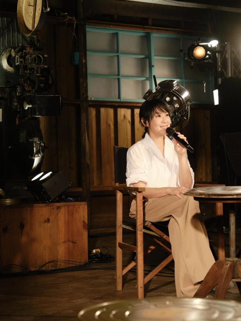 53岁刘若英还是初恋脸,白衬衫配阔腿裤高级大气,说30岁都信