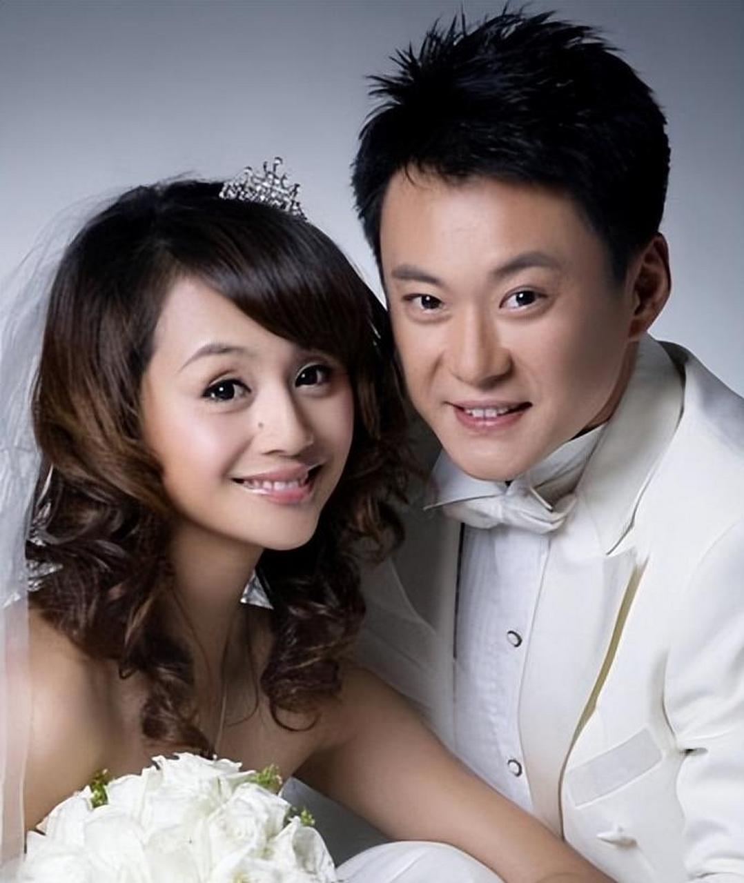 婚后不久就生下一个儿子,可儿子才刚满月,曹颖就被王斑逼着去拍戏,而