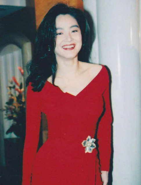 林青霞近况引争议,穿奶黄色连衣裙"装嫩",却意外凸显优势