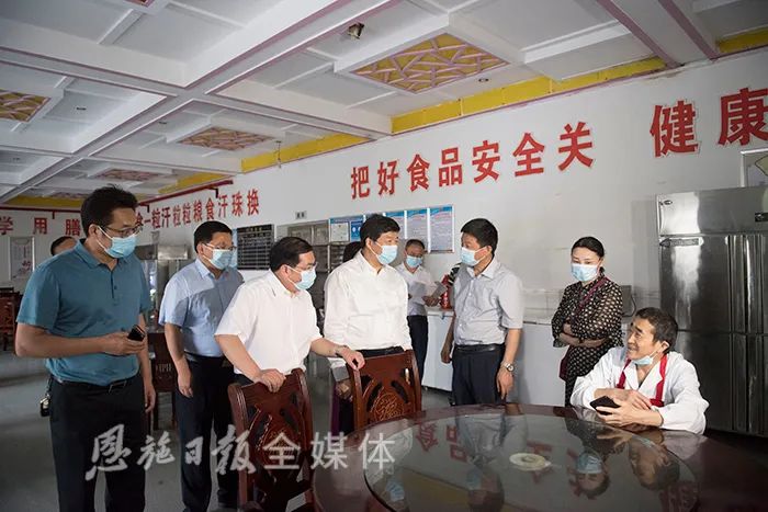 在来凤县社会福利院食堂,胡超文叮嘱厨师为老人孩子多做点好吃的