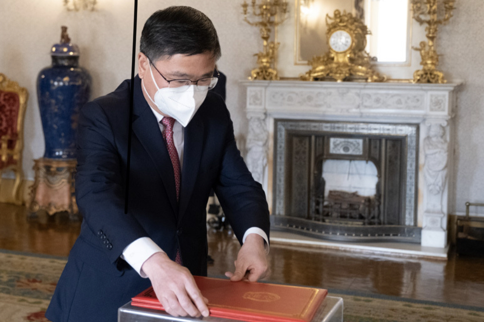 新任驻葡萄牙大使赵本堂向葡萄牙总统德索萨递交国书