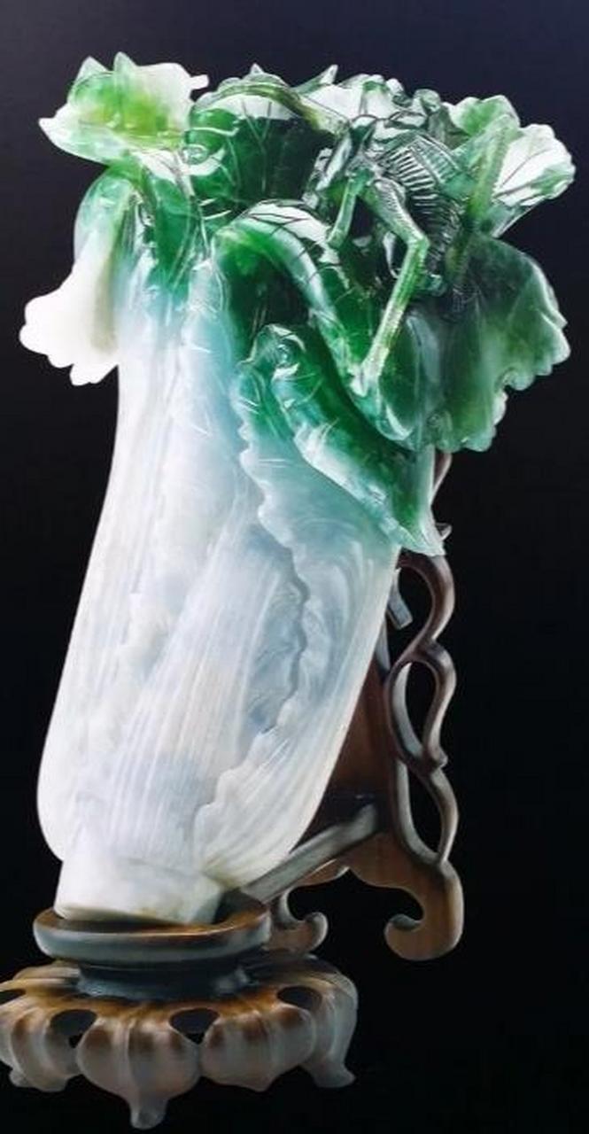 2007年,一名小学生在台北故宫观赏翠玉白菜,突然,他指着白菜上的蝈蝈